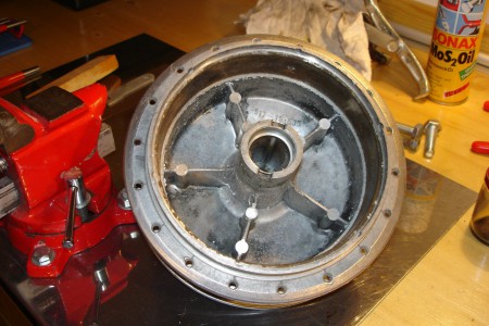 Vorderradnabe: Gereinigt und beide Lager entfernt